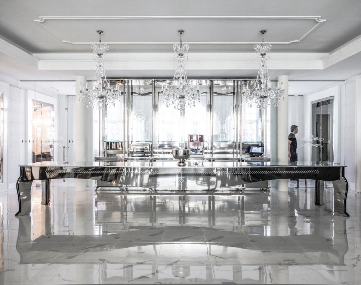 Un restaurante o sitio para comer en Hotel Balneari Termes Orion
