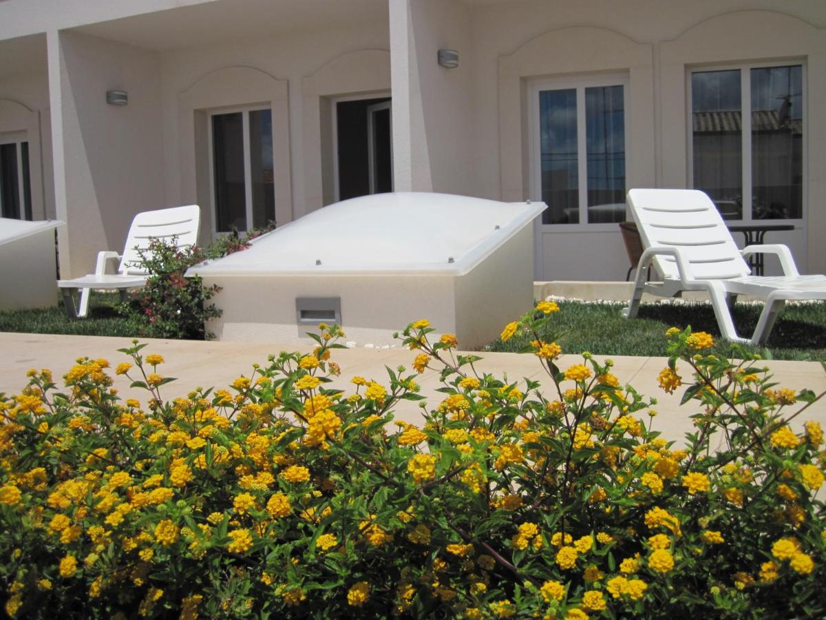 Um jardim no exterior de Hotel Mira Sagres