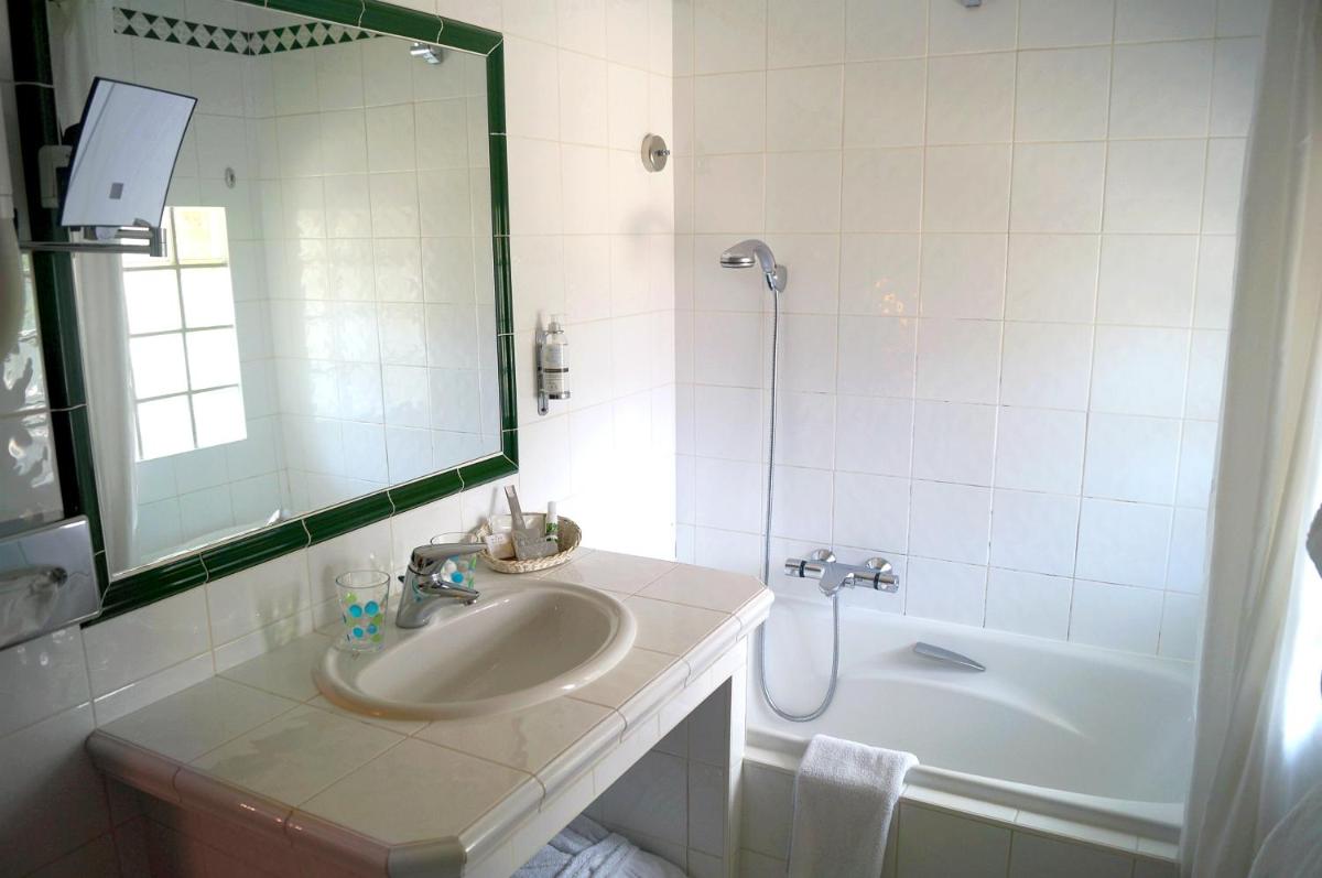 Salle de bains dans l'établissement Château de Fleurville & Spa