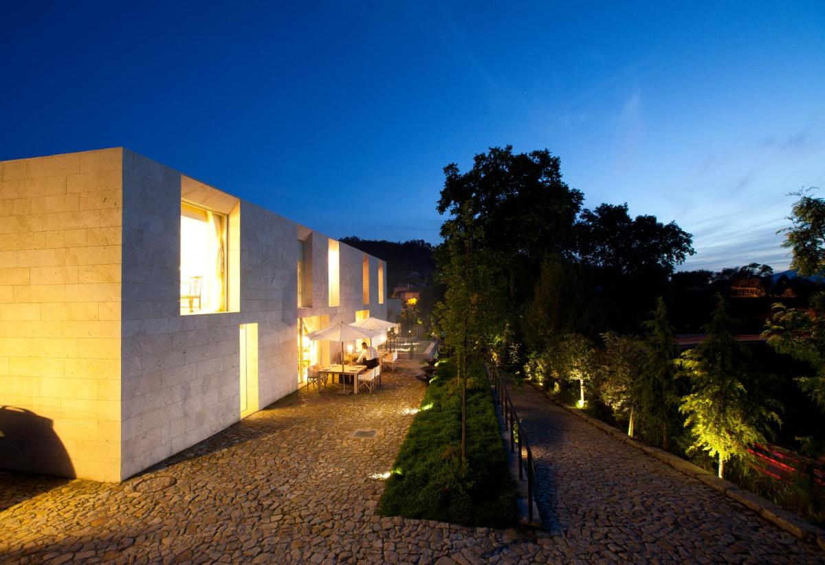 Um jardim no exterior de Carmo's Boutique Hotel - Small Luxury Hotels of the World