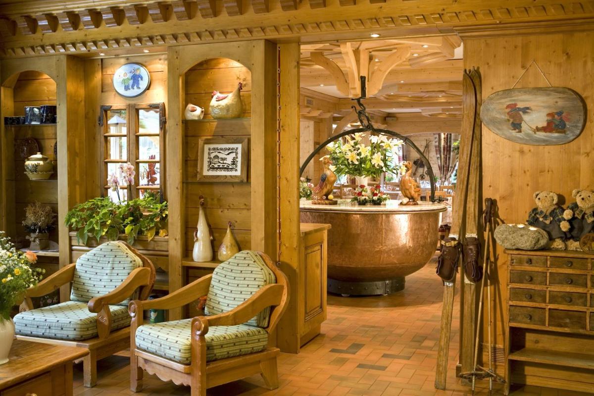 Coin salon dans l'établissement Chalet-Hôtel Neige et Roc, The Originals Relais