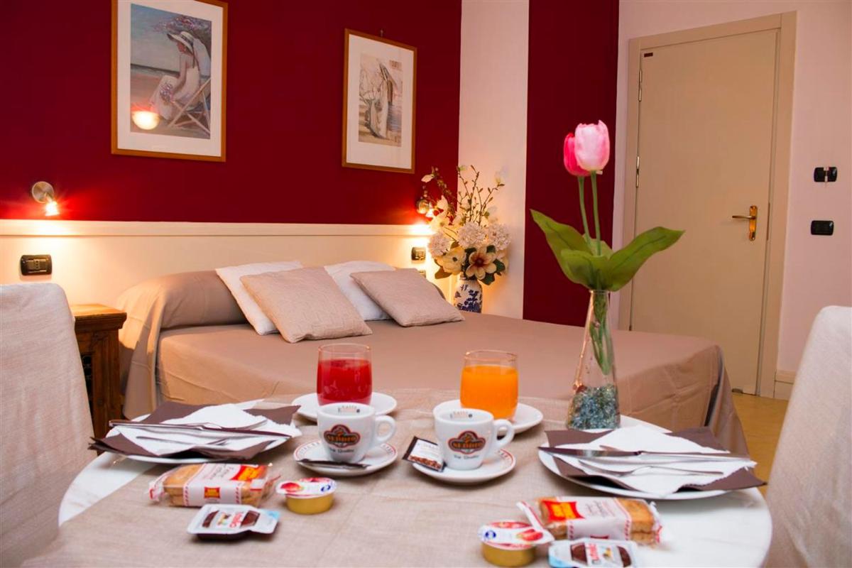 Hotel Mediterraneo - Housity