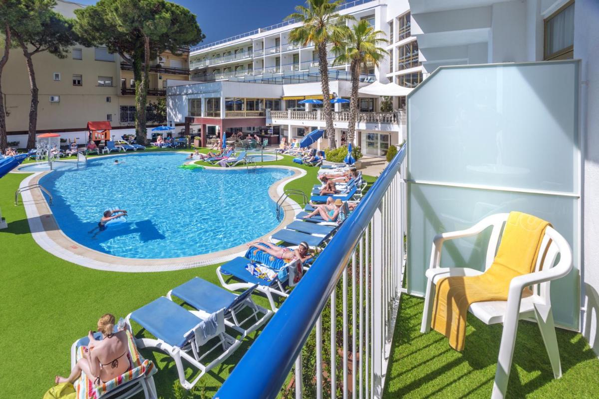 Una vista de una piscina desde el balcón de un resort. en GHT Costa Brava & Spa, en Tossa de Mar
