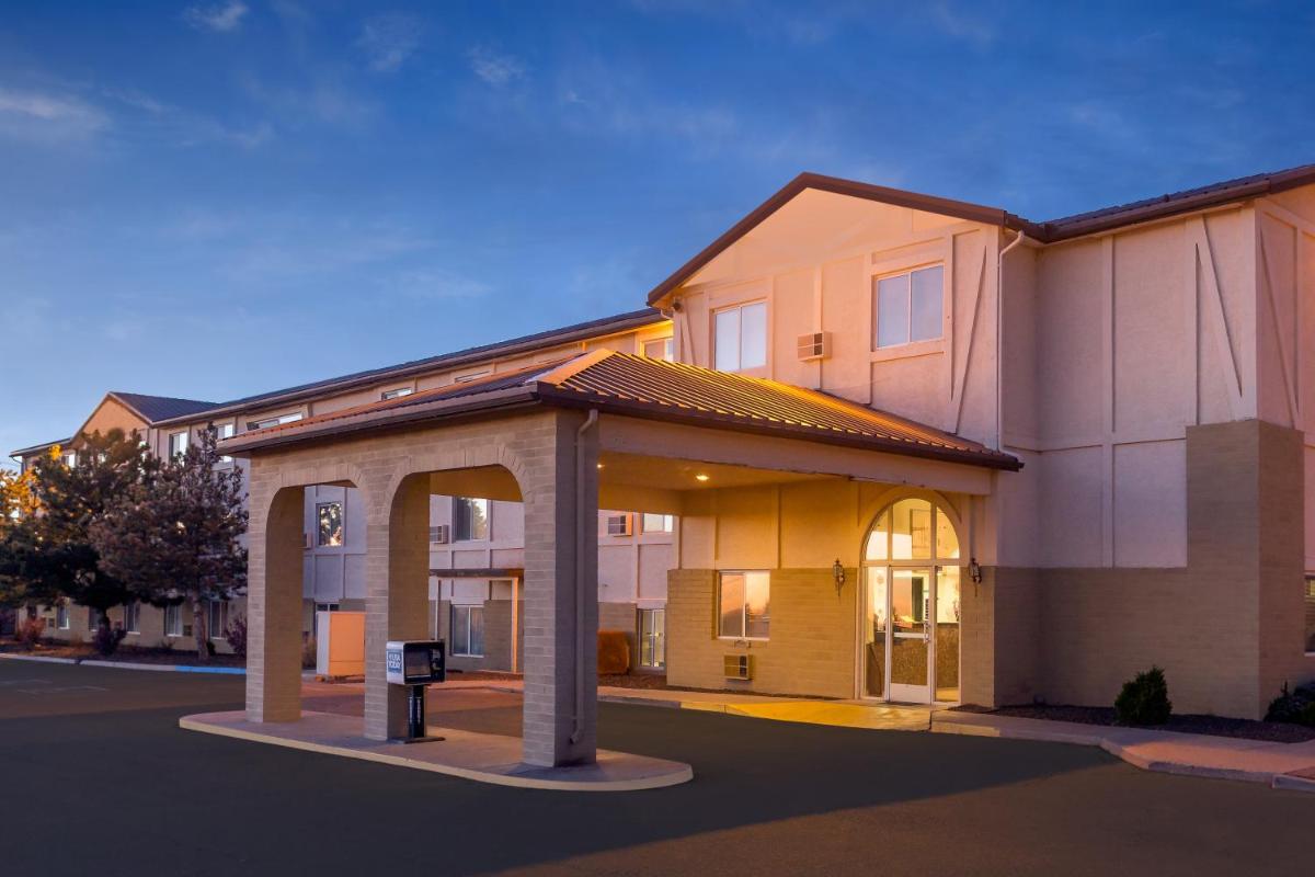 Super 8 by Wyndham Holbrook - Housity