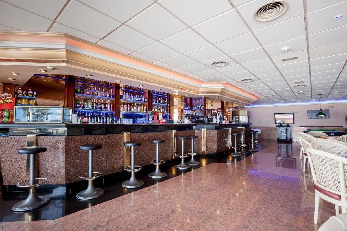 El salón o zona de bar de Hotel Pimar & Spa