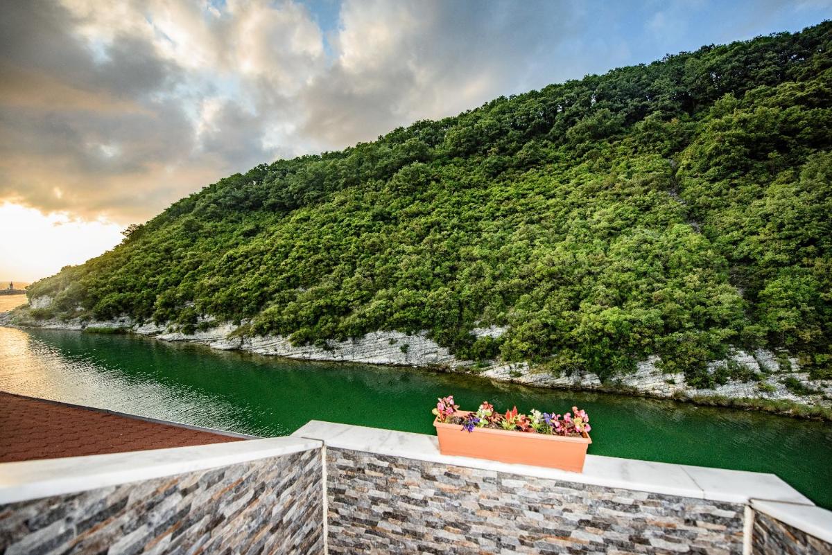Hill River Hotel - Housity