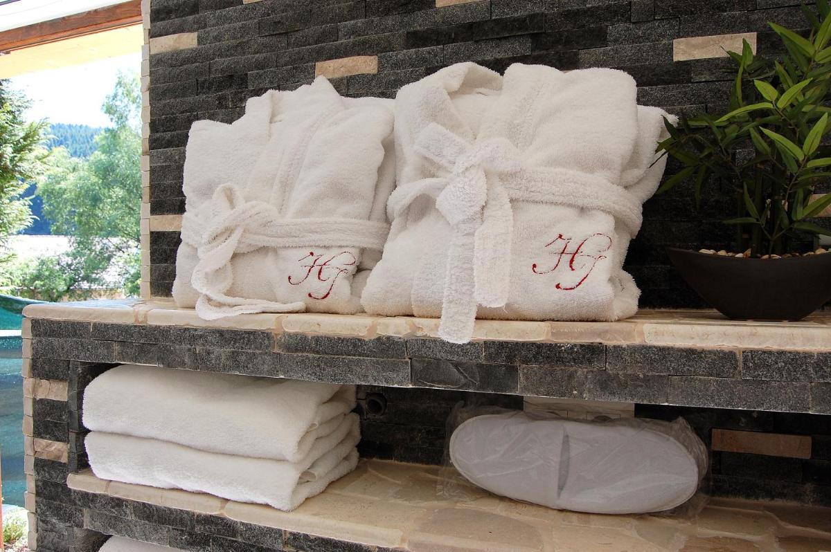 Photo de la galerie de l'établissement Domaine du Haut Jardin Hôtel & Chalets Spa Privé, à Rehaupal