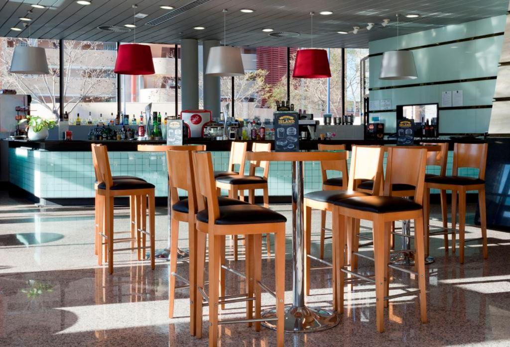 Un restaurante o sitio para comer en Gran Hotel Bali & Spa