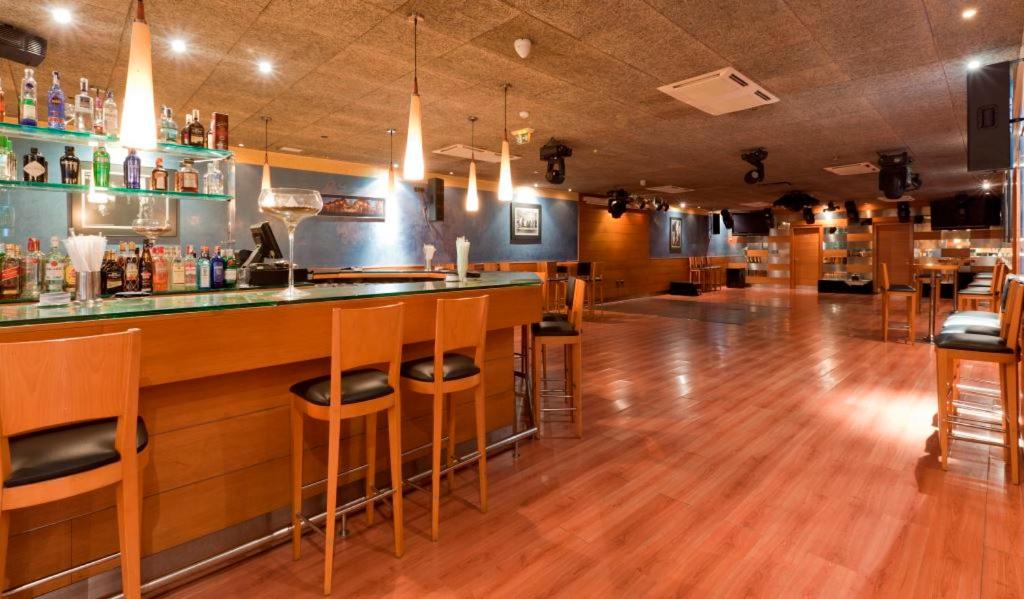 El salón o zona de bar de Gran Hotel Bali & Spa