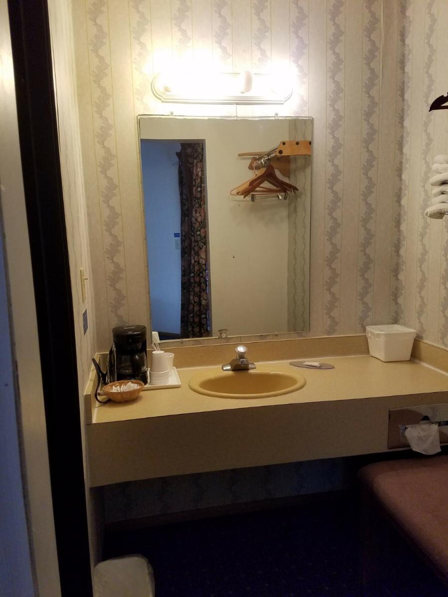 Great Lakes Inn Mackinaw City - Housity