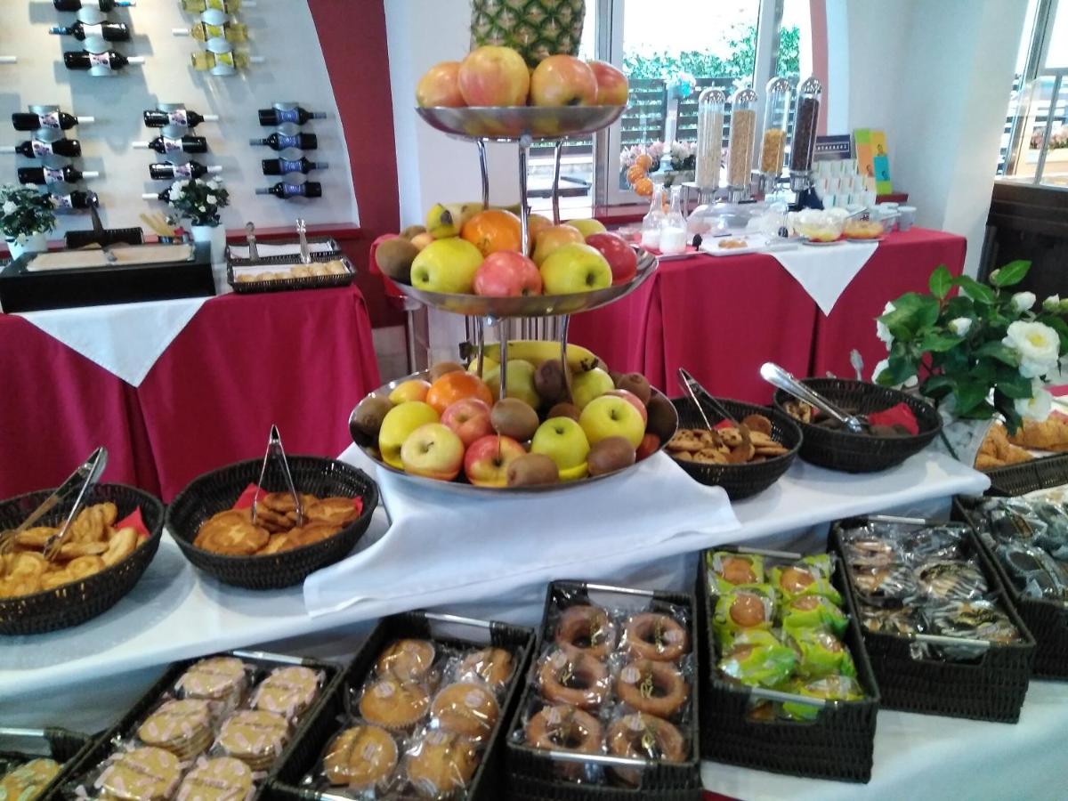 Comida en o cerca de este hotel
