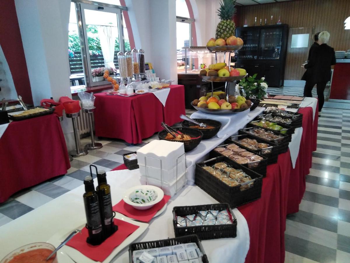 Comida en o cerca de este hotel