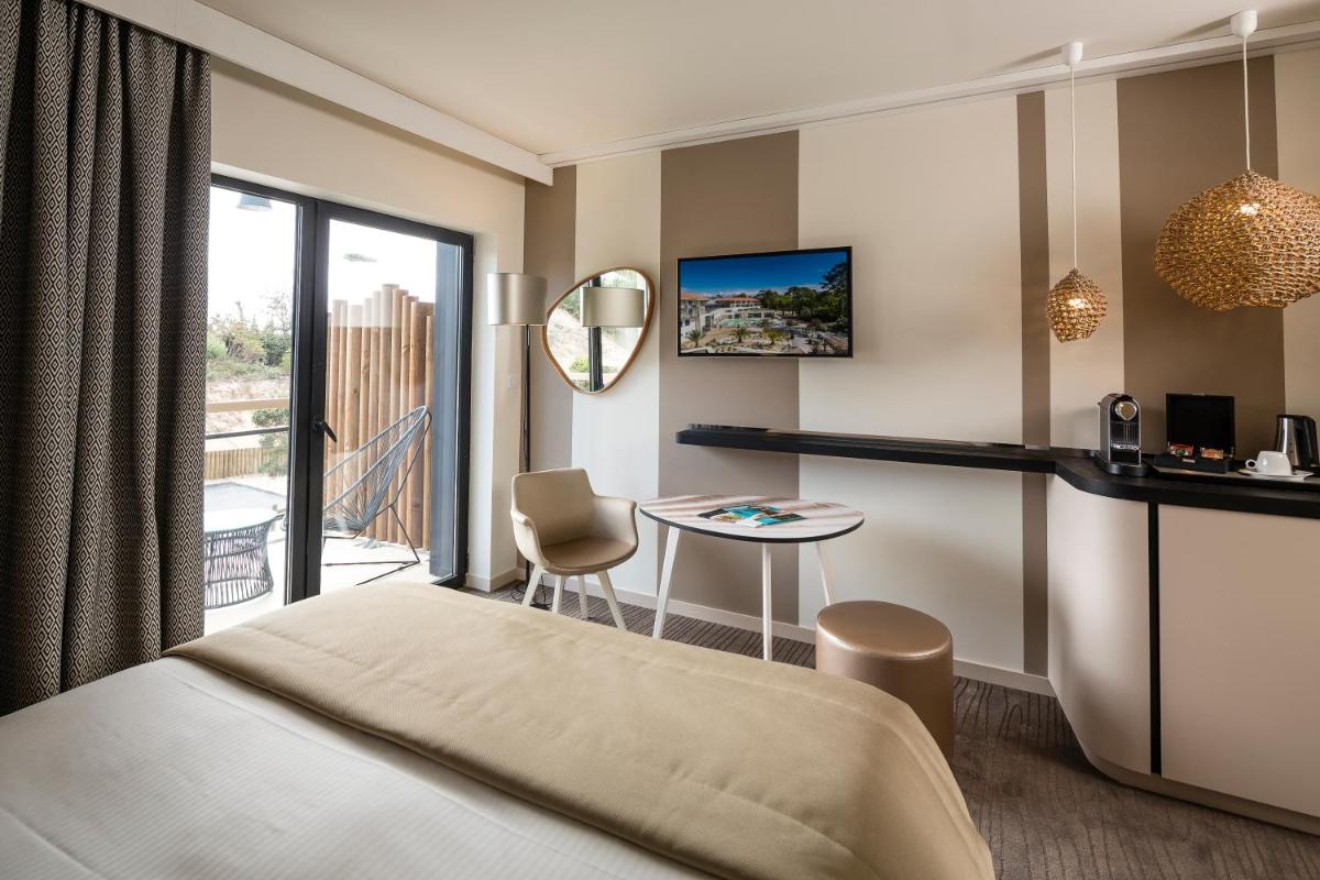 une chambre d'hôtel avec un lit et une table dans l'établissement Thalazur Arcachon, à Arcachon