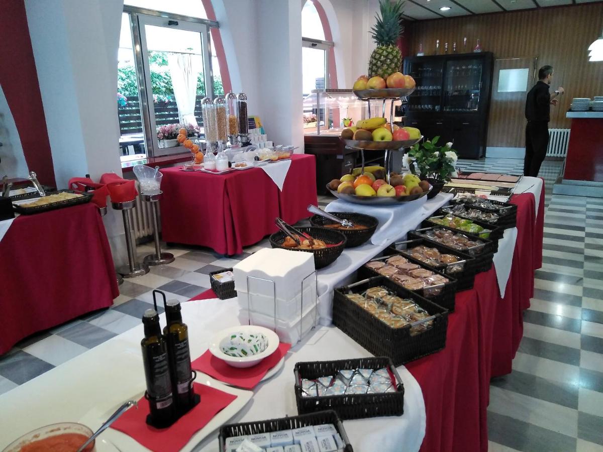 Comida en o cerca de este hotel