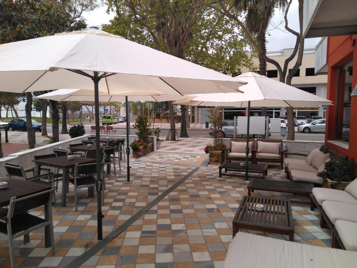 Un restaurante o sitio para comer en Hotel Spa Pinar del Mar