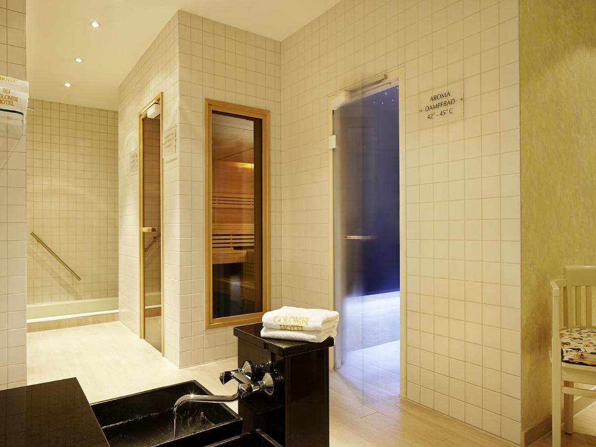 ein Badezimmer mit Waschbecken und Dusche in der Unterkunft Colombi Hotel in Freiburg im Breisgau
