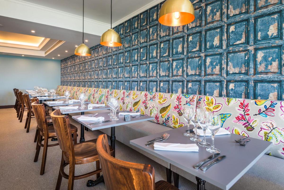 Um restaurante ou outro lugar para comer em Pestana Royal All Inclusive Ocean & Spa Resort