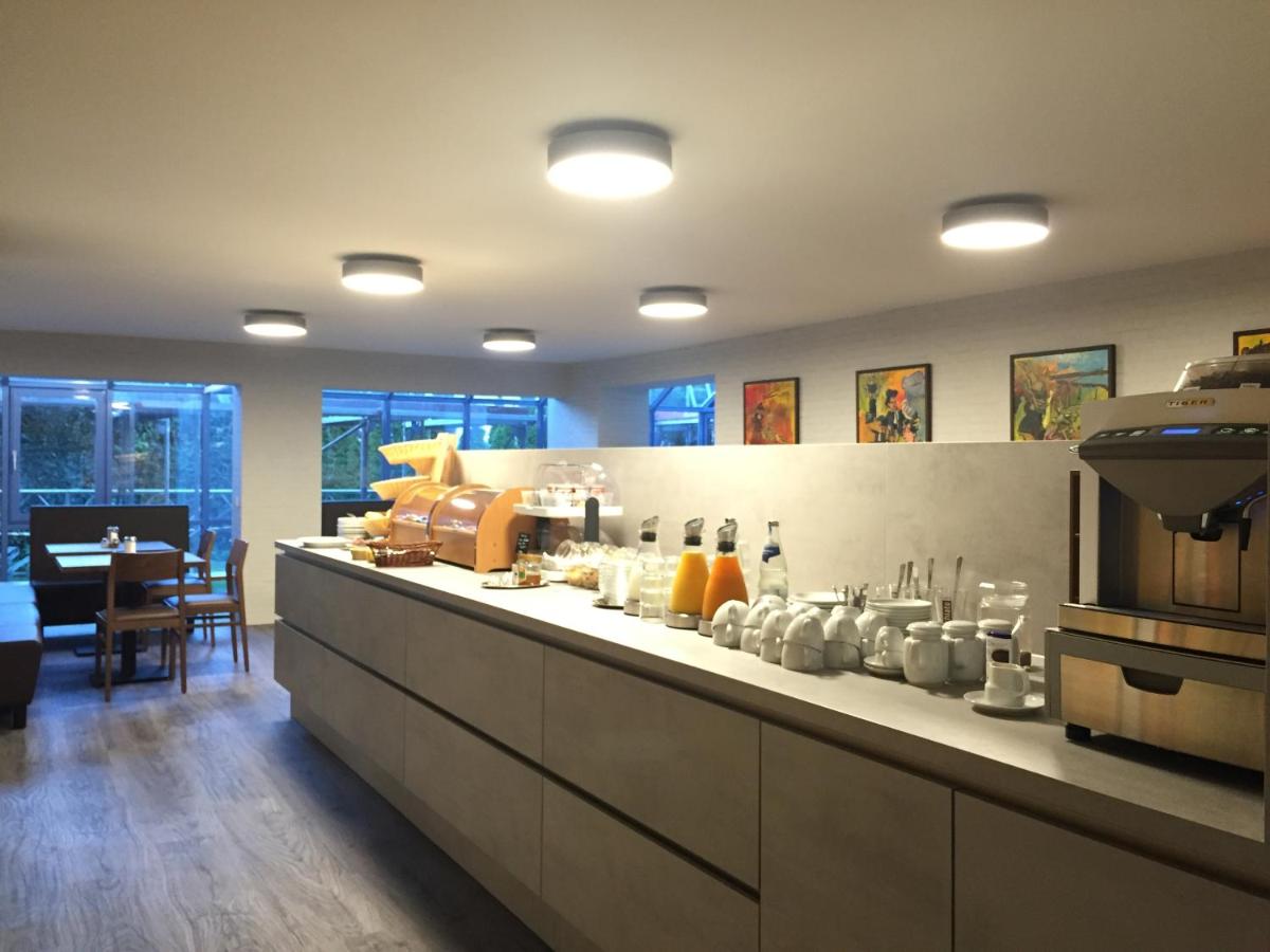 eine Küche mit einer Theke mit vielen Gläsern darauf in der Unterkunft Hotel Astra Rastatt in Rastatt eine Küche mit einer Theke mit vielen Gläsern darauf in der Unterkunft Hotel Astra Rastatt in Rastatt