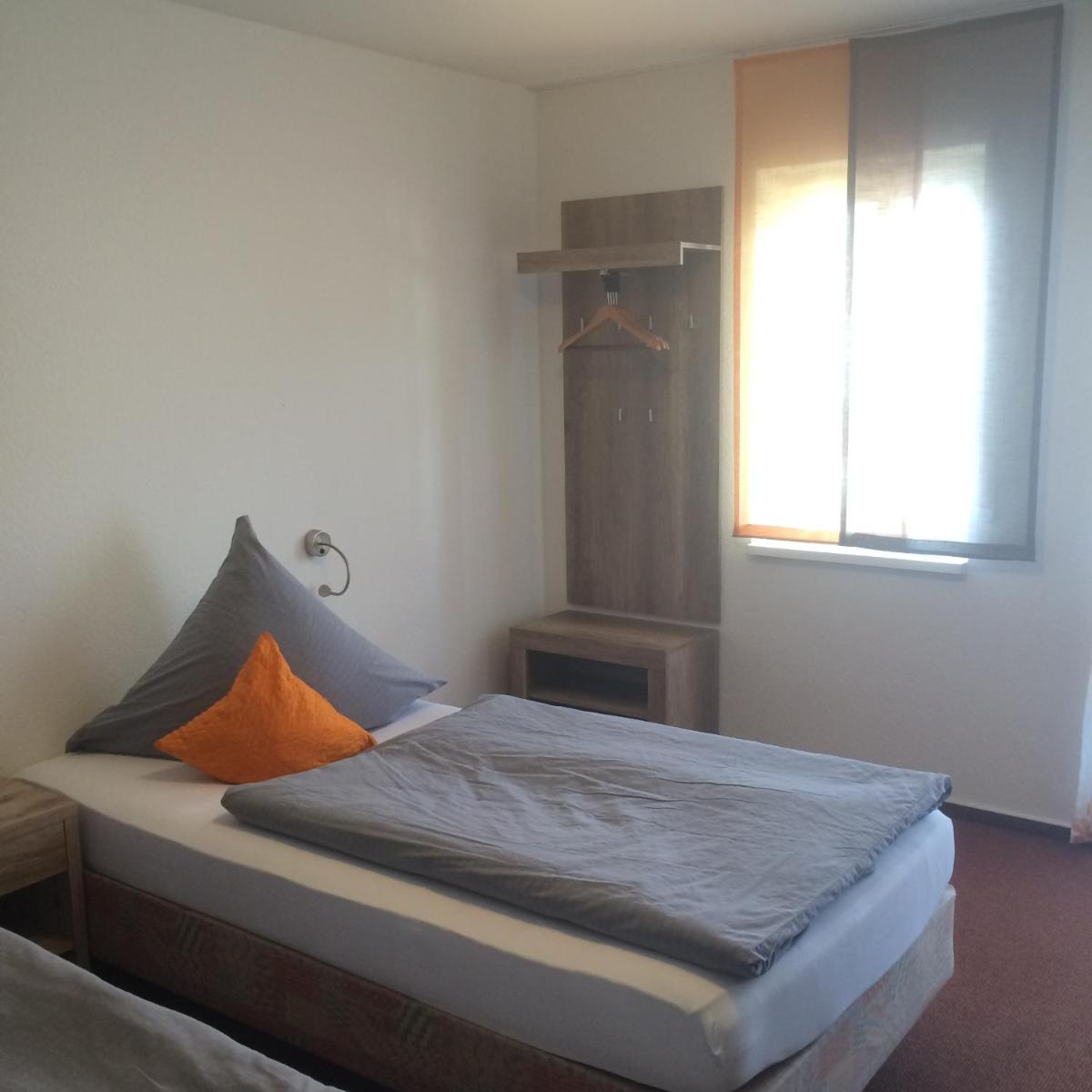 Ein Bett oder Betten in einem Zimmer der Unterkunft Hotel Astra Rastatt