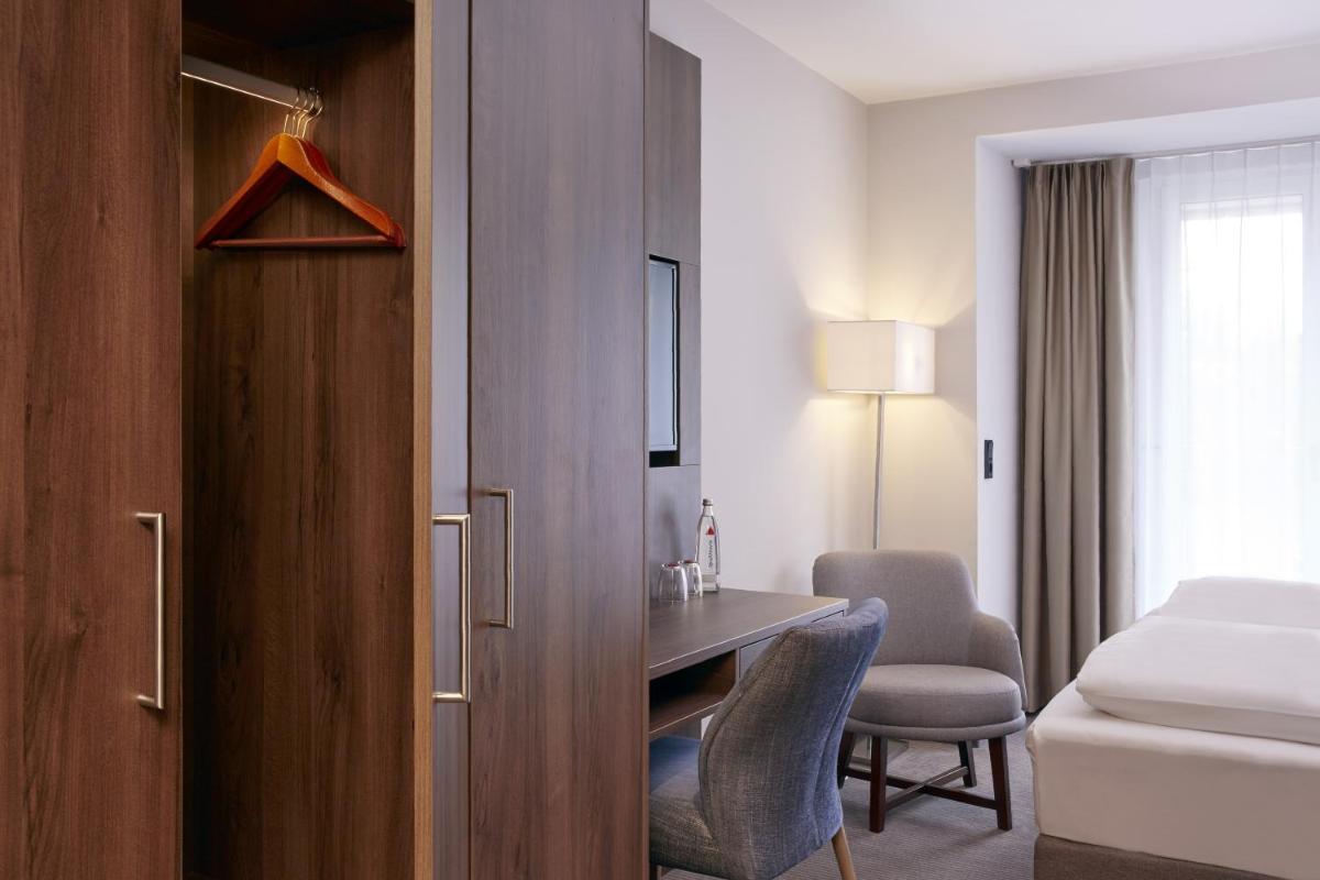 Ein Bett oder Betten in einem Zimmer der Unterkunft HYPERION Hotel Berlin