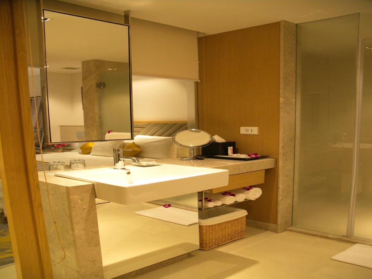 a bathroom with a sink and a mirror at Welcomhotel by ITC Hotels, RaceCourse, Coimbatore in Coimbatore