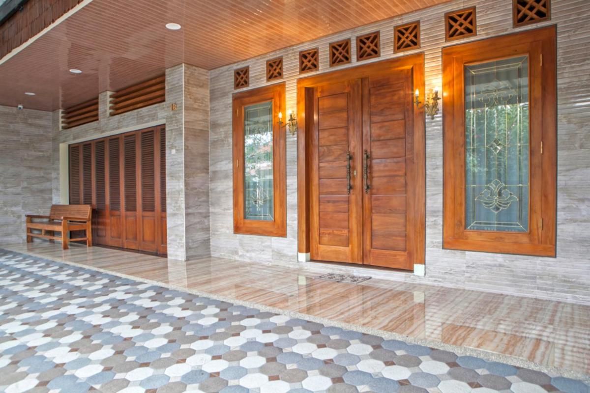 Suitetrails - RedDoorz near Trans Studio Mall 2