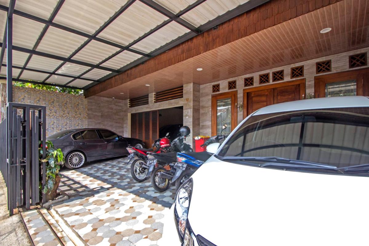 Suitetrails - RedDoorz near Trans Studio Mall 2