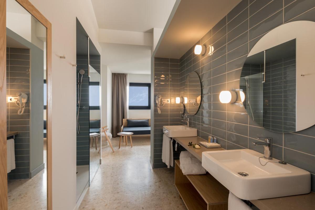 Un baño de AQUA Hotel Silhouette & Spa - Adults Only