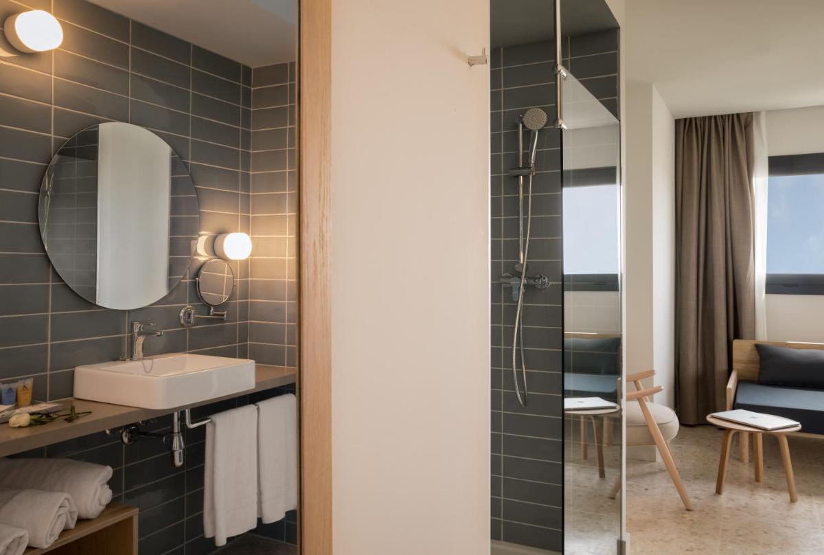 Un baño de AQUA Hotel Silhouette & Spa - Adults Only