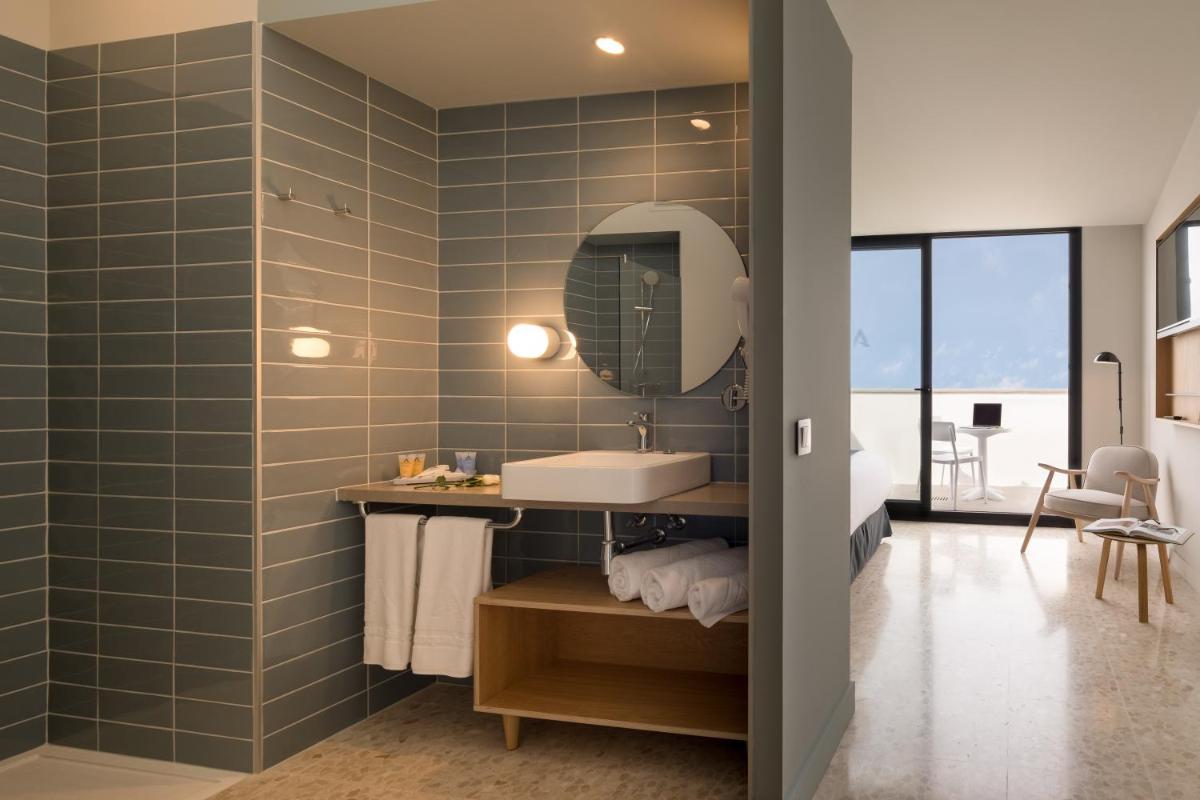 Un baño de AQUA Hotel Silhouette & Spa - Adults Only