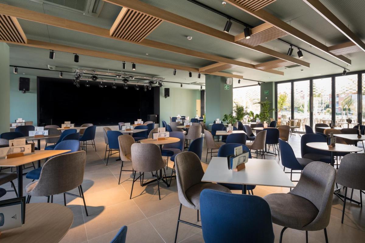 Un restaurante o sitio para comer en AQUA Hotel Silhouette & Spa - Adults Only