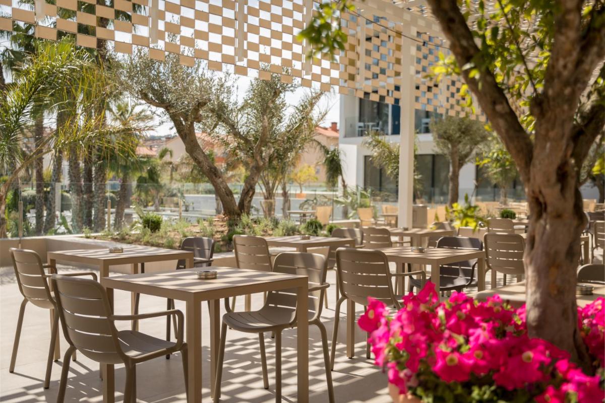 Un restaurante o sitio para comer en AQUA Hotel Silhouette & Spa - Adults Only