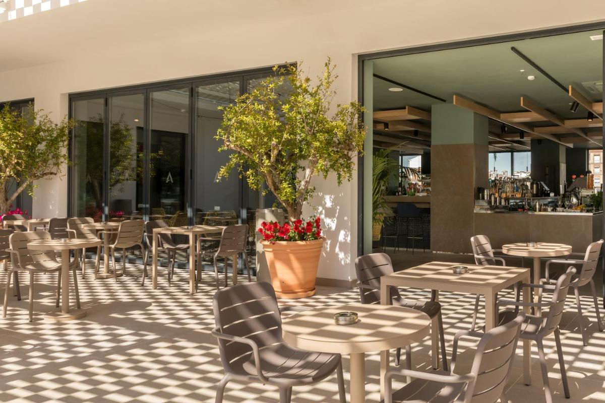 Un restaurante o sitio para comer en AQUA Hotel Silhouette & Spa - Adults Only