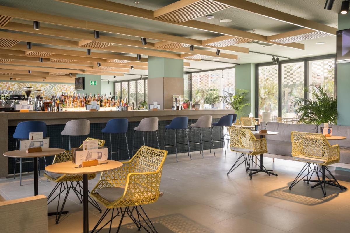 Un restaurante o sitio para comer en AQUA Hotel Silhouette & Spa - Adults Only