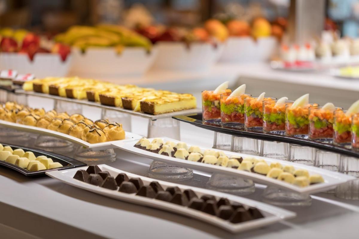 Comida en o cerca de este hotel