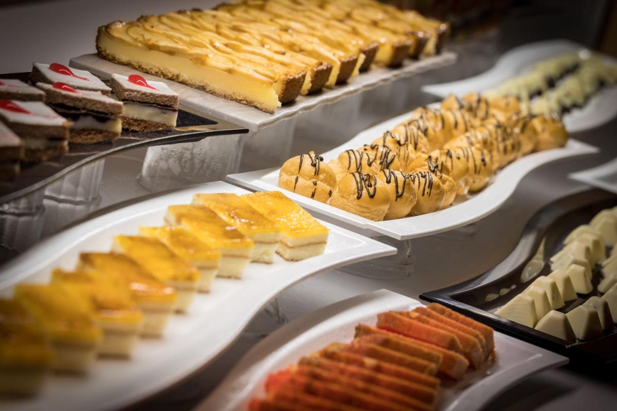 Comida en o cerca de este hotel