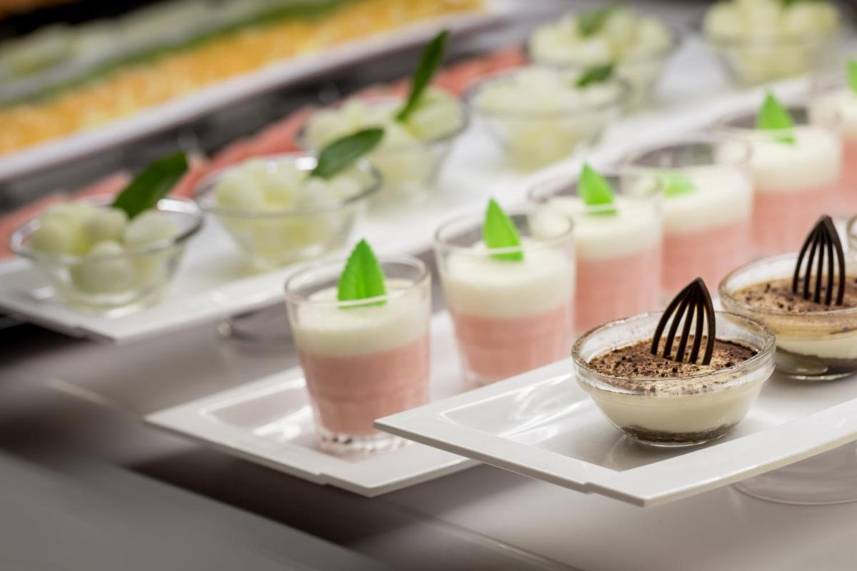 Comida en o cerca de este hotel