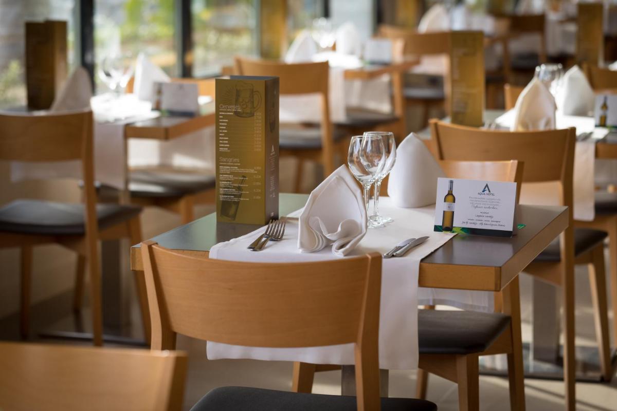 Un restaurante o sitio para comer en AQUA Hotel Silhouette & Spa - Adults Only