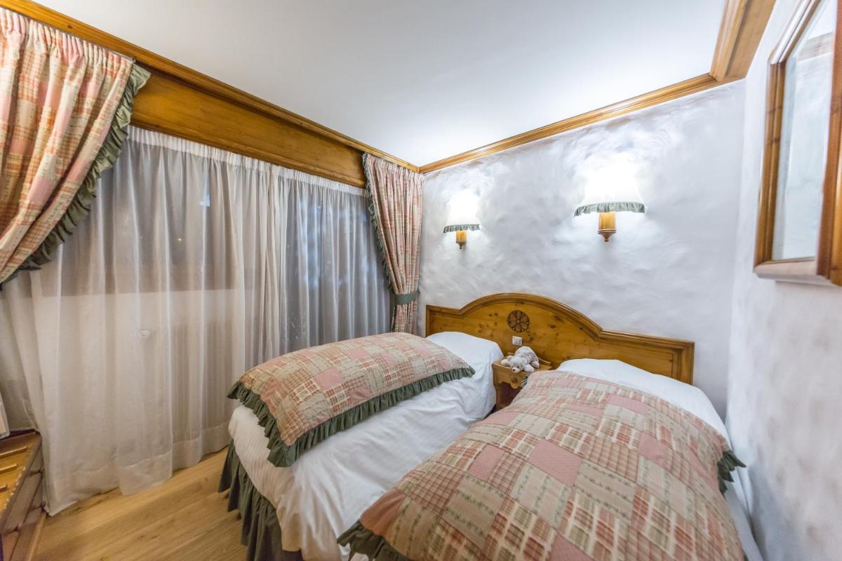 Un ou plusieurs lits dans un hébergement de l'établissement Chalet-Hôtel Neige et Roc, The Originals Relais