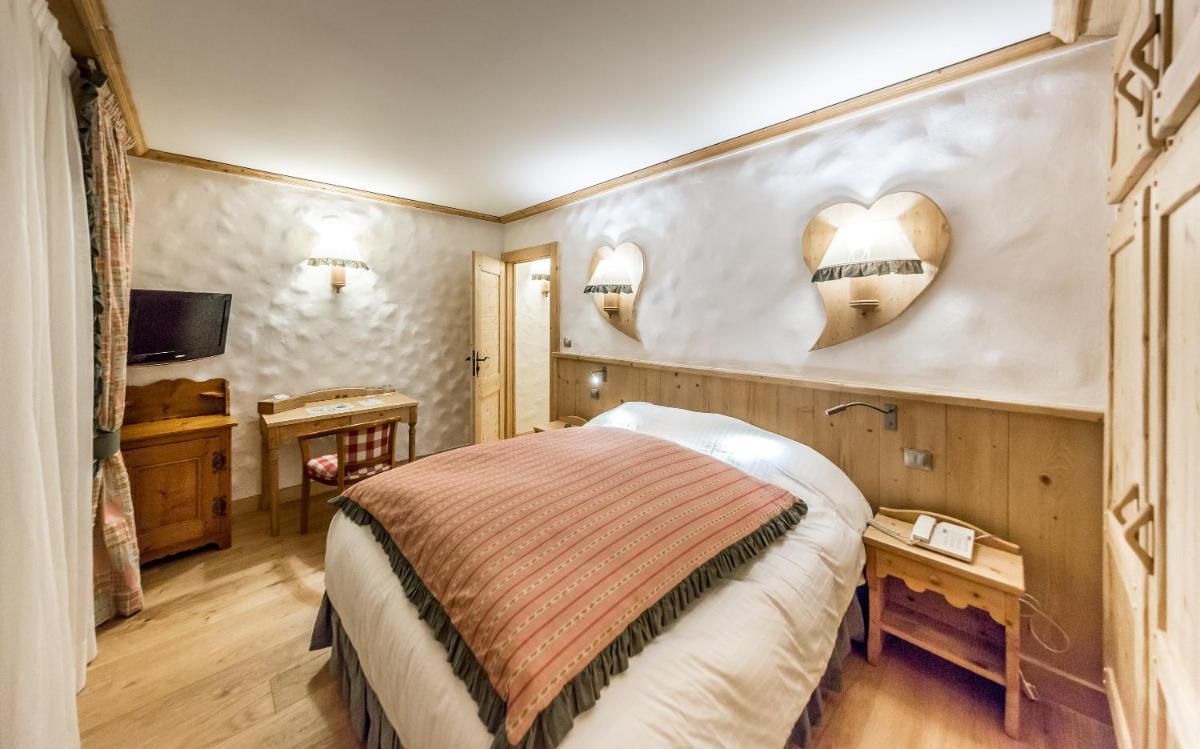 Un ou plusieurs lits dans un hébergement de l'établissement Chalet-Hôtel Neige et Roc, The Originals Relais