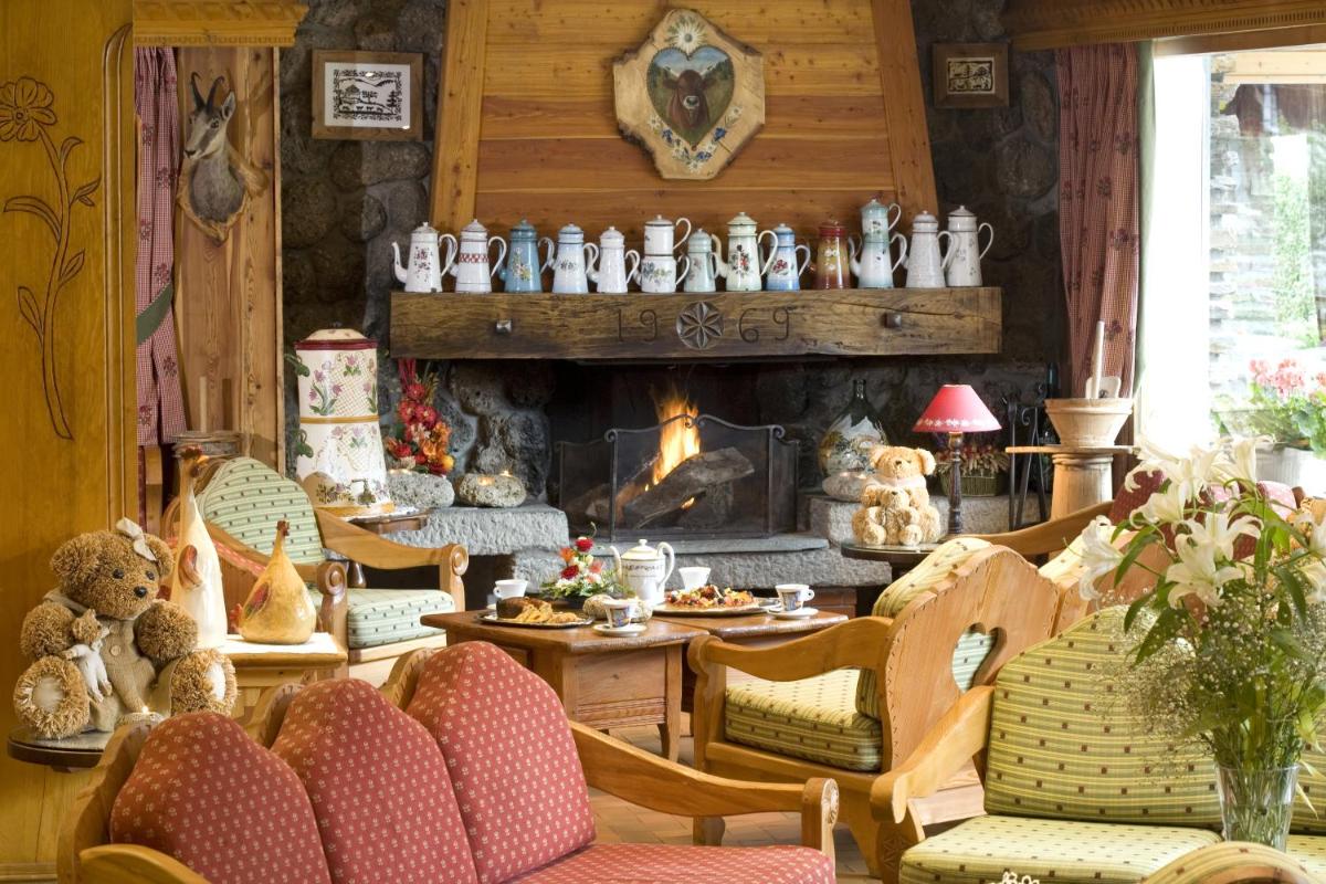 Coin salon dans l'établissement Chalet-Hôtel Neige et Roc, The Originals Relais