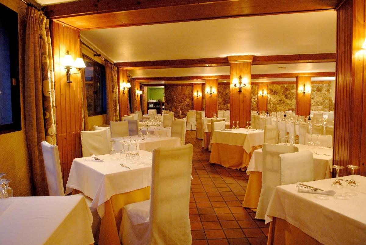Un restaurante o sitio para comer en Hotel Sierra de Cazorla & SPA 3*