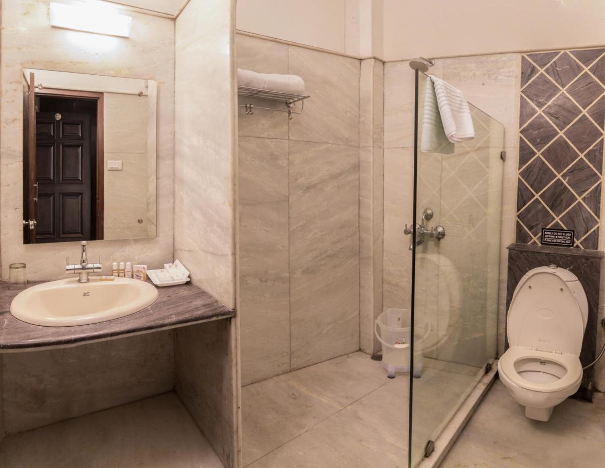 Hotel Seven Oaks - Housity