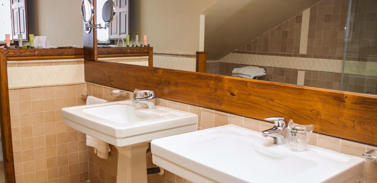 Un baño de Hosteria de Torazo Nature Hotel & Spa