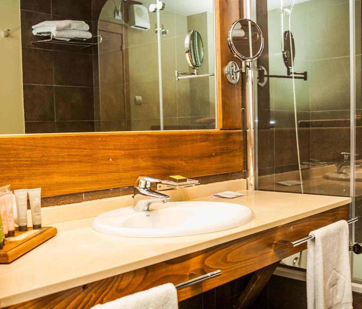 Un baño de Hosteria de Torazo Nature Hotel & Spa