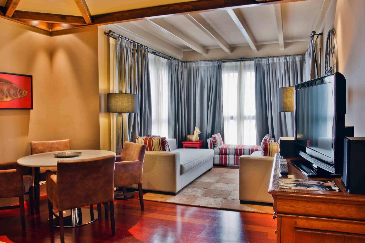 Una televisión o centro de entretenimiento en Princesa Yaiza Suite Hotel Resort