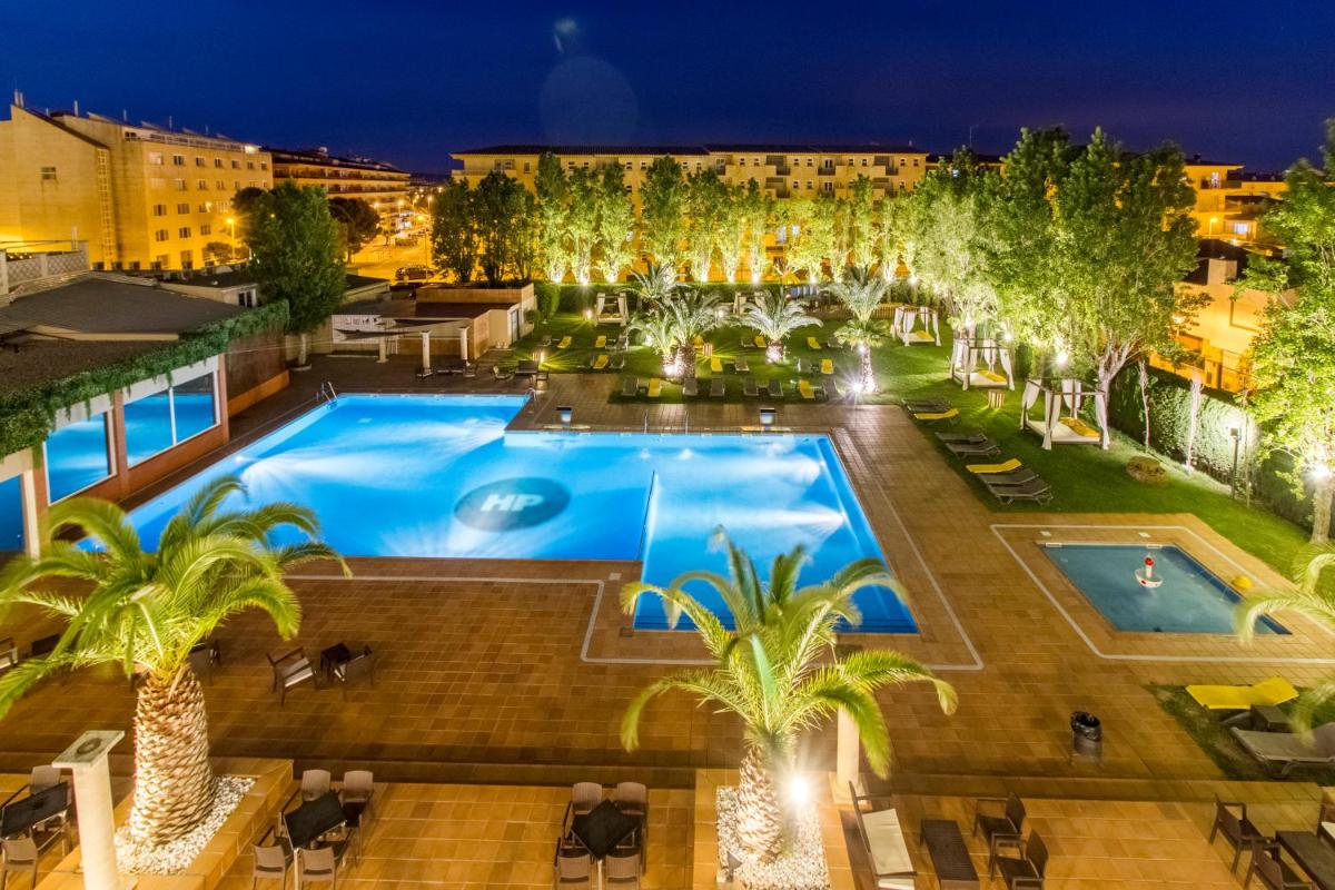 una vista aérea de la piscina del hotel por la noche en Hotel Panorama, en L'Estartit