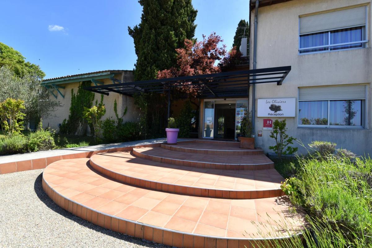 Jardin de l'établissement Logis Hotel Restaurant SPA Les Oliviers