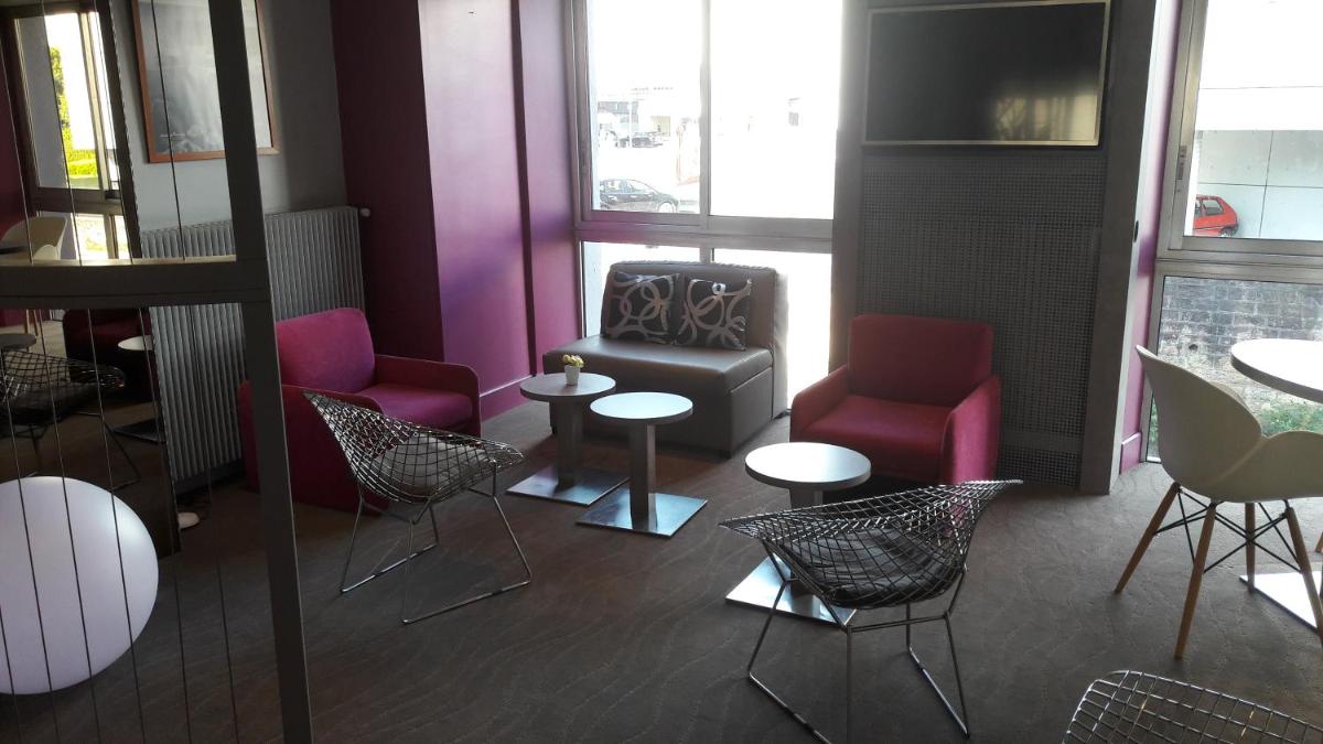 Télévision ou salle de divertissement dans l'établissement Mercure Epinal Centre