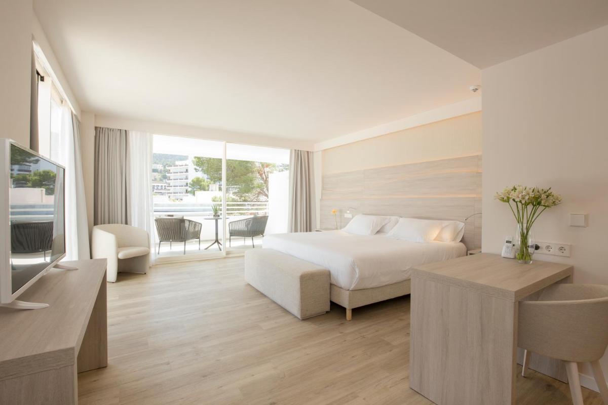 Un dormitorio con una cama, un televisor y una mesa. en Canyamel Park Hotel & Spa - 4* Sup - Adults only (+16), en Canyamel